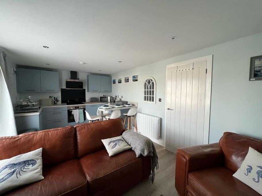 Orchard Lodge -Coastal Retreat, New Build, Village Views, Private Garden And Terrace Saint Brides Major Exterior foto