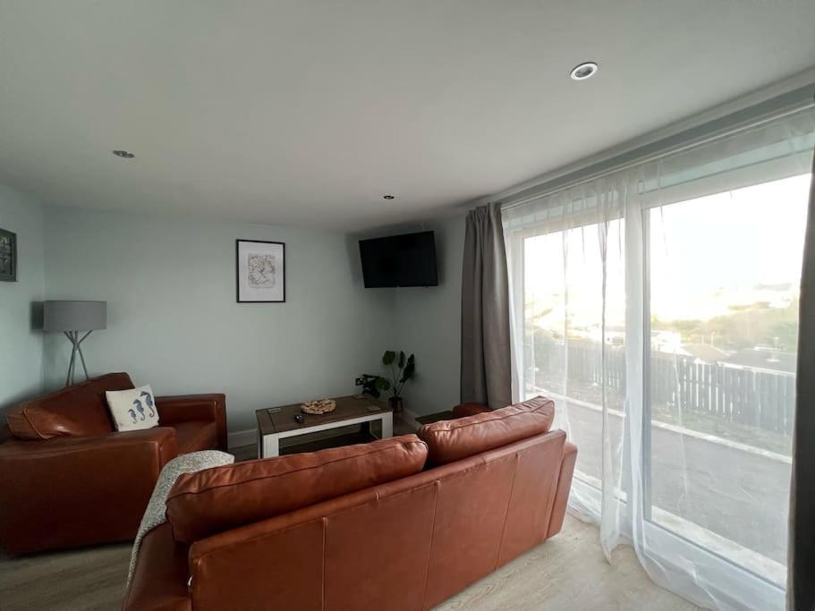 Orchard Lodge -Coastal Retreat, New Build, Village Views, Private Garden And Terrace Saint Brides Major Exterior foto