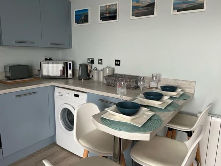 Orchard Lodge -Coastal Retreat, New Build, Village Views, Private Garden And Terrace Saint Brides Major Exterior foto